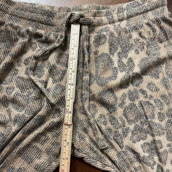 LNA Revolve Brushed Rib Joggers Leopard Print Cheetah Soft Loungewear Cozy Sz L - Picture 5 of 8